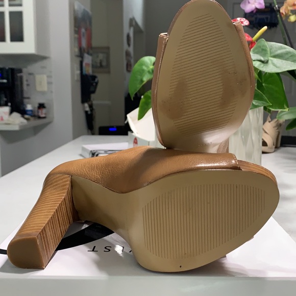 Nine West bootie. Natural tan, size 7 - Picture 4 of 4